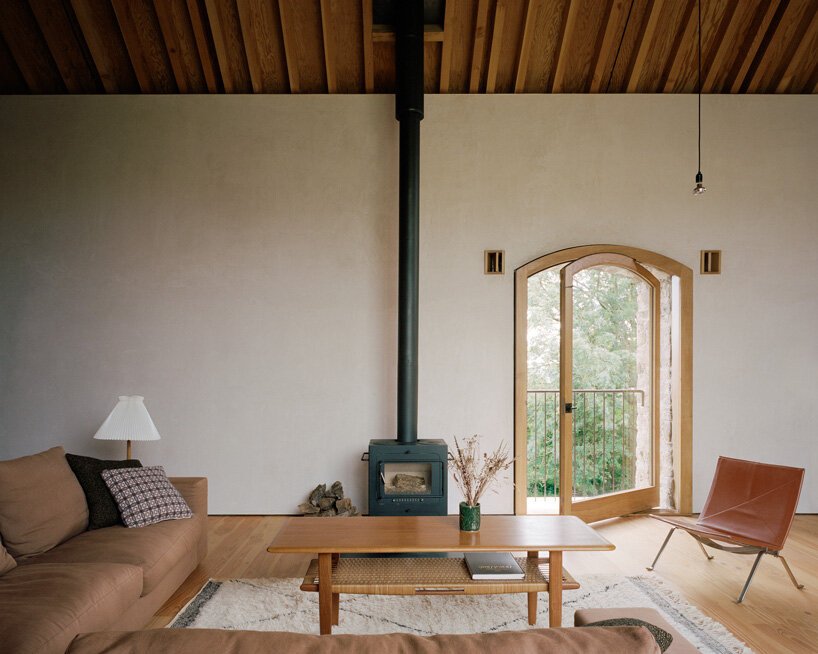 TYPE 将德文郡乡村的旧石仓改造成家庭住宅