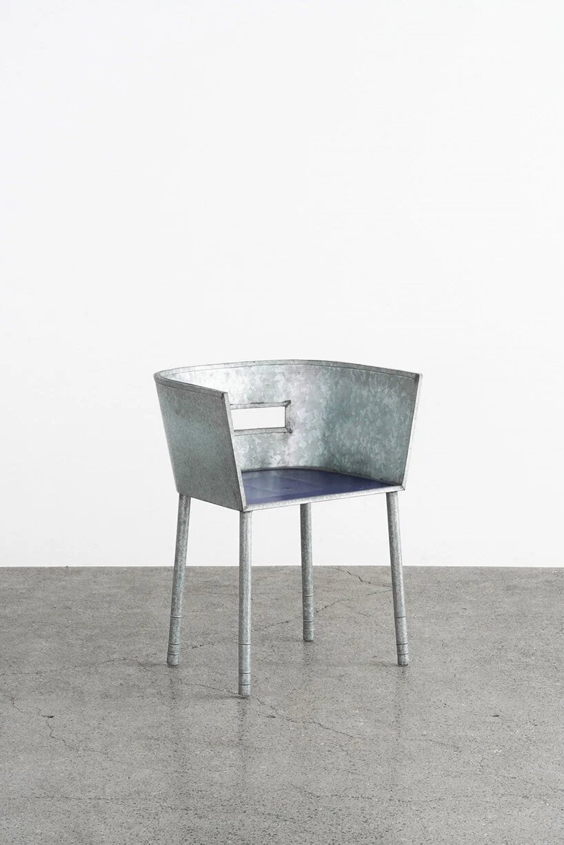 川久保玲为东京 gallery licht 画廊的 Comme des garçons 设计的锡椅