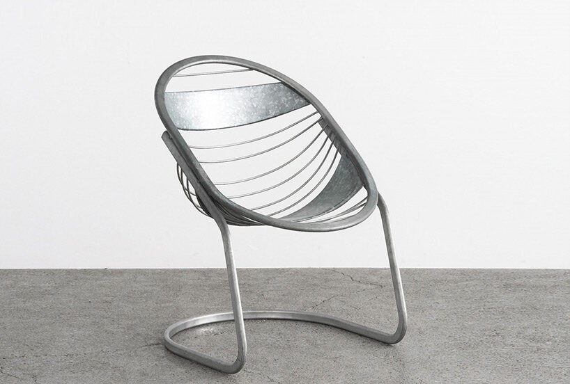 川久保玲为东京 gallery licht 画廊的 Comme des garçons 设计的锡椅