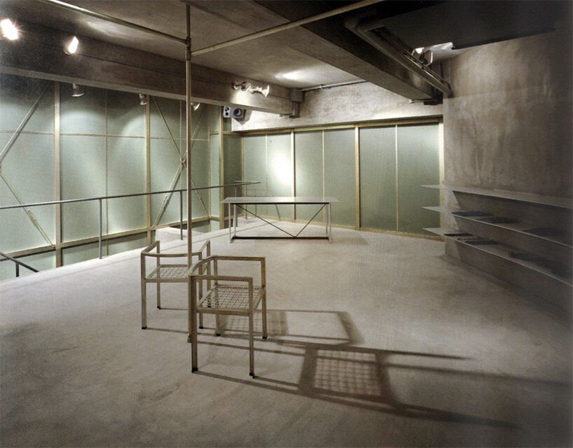 川久保玲为东京 gallery licht 画廊的 Comme des garçons 设计的锡椅