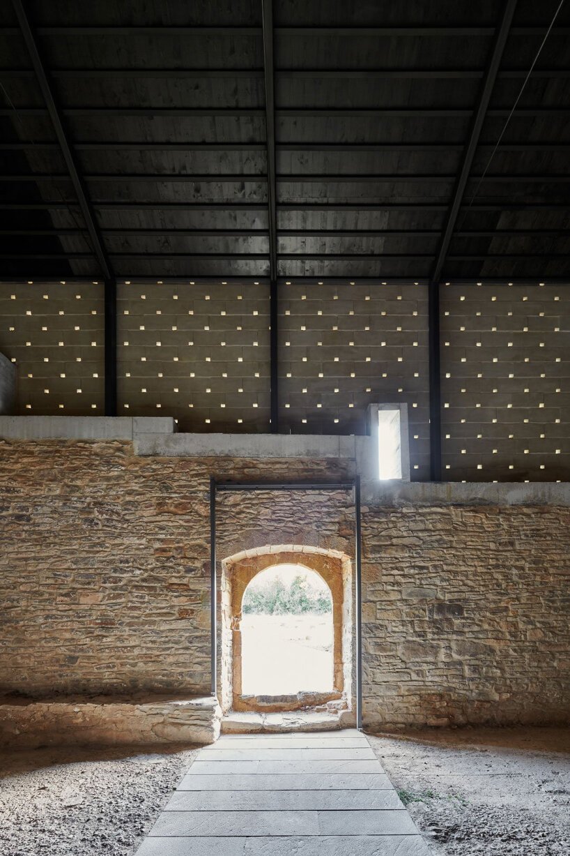 Sebastián arquitectos 修复了西班牙圣地亚哥卡米诺沿线的一座古老修道院 Sebastián arquitectos 修复了西班牙圣地亚哥卡米诺沿线的一座古老修道院