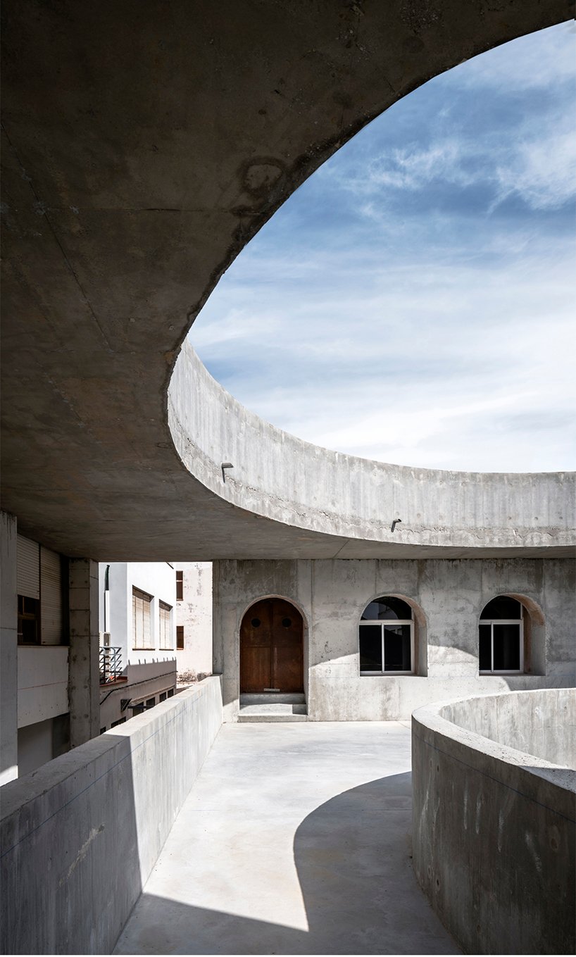 DJarquitectura 为西班牙大学庭院的创意活动设置了螺旋混凝土结构 DJarquitectura 为西班牙大学庭院的创意活动设置了螺旋混凝土结构