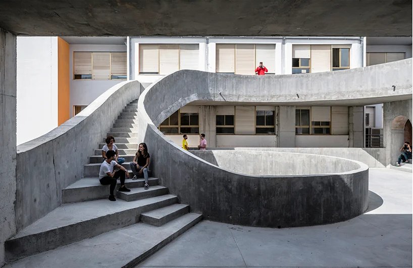 DJarquitectura 为西班牙大学庭院的创意活动设置了螺旋混凝土结构 DJarquitectura 为西班牙大学庭院的创意活动设置了螺旋混凝土结构