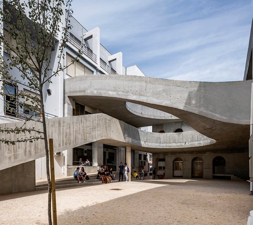 DJarquitectura 为西班牙大学庭院的创意活动设置了螺旋混凝土结构 DJarquitectura 为西班牙大学庭院的创意活动设置了螺旋混凝土结构