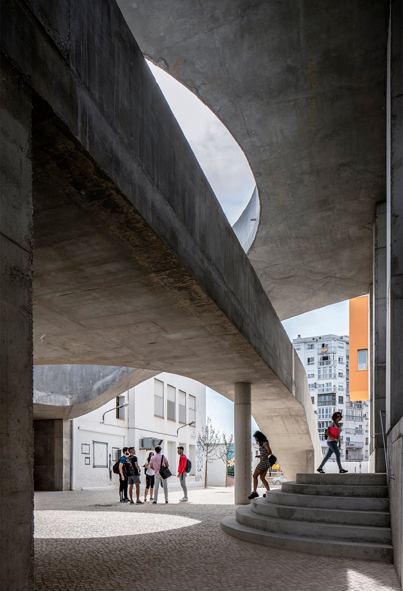 DJarquitectura 为西班牙大学庭院的创意活动设置了螺旋混凝土结构 DJarquitectura 为西班牙大学庭院的创意活动设置了螺旋混凝土结构