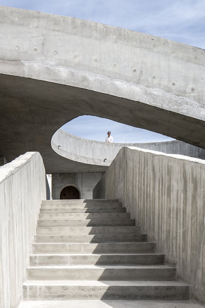 DJarquitectura 为西班牙大学庭院的创意活动设置了螺旋混凝土结构 DJarquitectura 为西班牙大学庭院的创意活动设置了螺旋混凝土结构