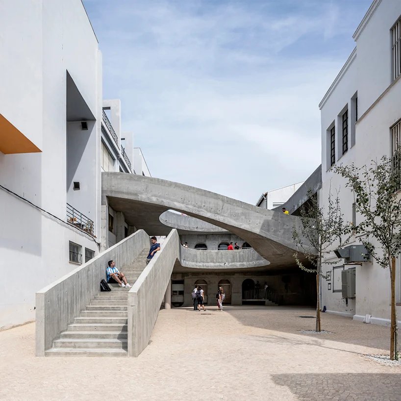 DJarquitectura 为西班牙大学庭院的创意活动设置了螺旋混凝土结构 DJarquitectura 为西班牙大学庭院的创意活动设置了螺旋混凝土结构