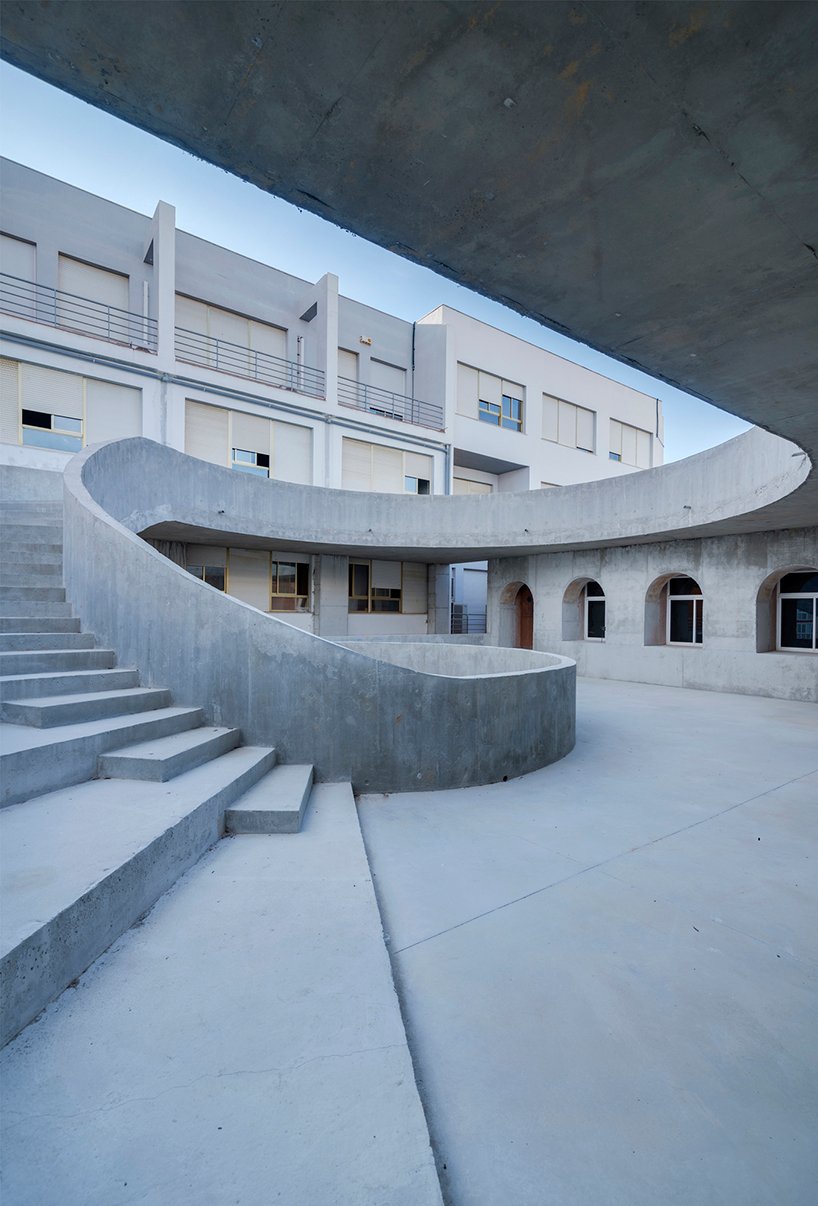 DJarquitectura 为西班牙大学庭院的创意活动设置了螺旋混凝土结构 DJarquitectura 为西班牙大学庭院的创意活动设置了螺旋混凝土结构