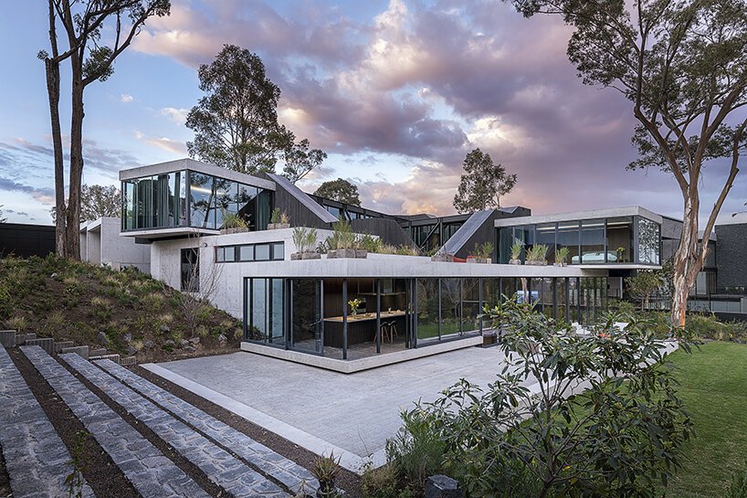 rojkind arquitectos 的 casa pasiddhi 是一座黑暗、内向的住宅,带有一个阳光明媚的花园 rojkind arquitectos 的 casa pasiddhi 是一座黑暗、内向的住宅,带有一个阳光明媚的花园