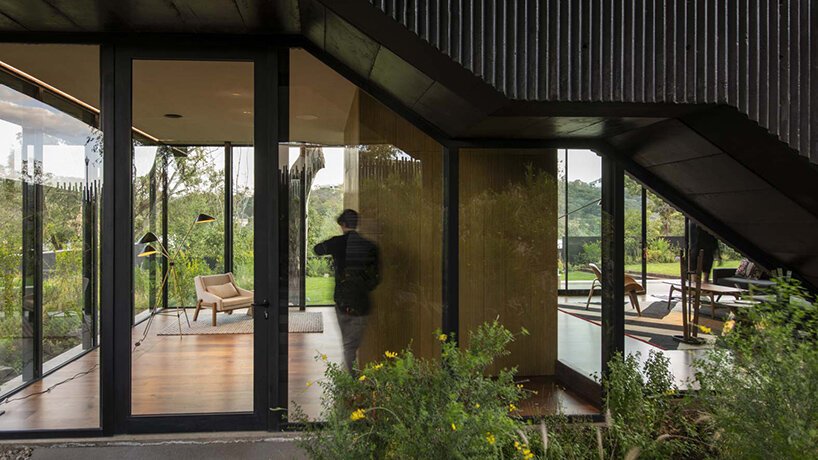 rojkind arquitectos 的 casa pasiddhi 是一座黑暗、内向的住宅,带有一个阳光明媚的花园 rojkind arquitectos 的 casa pasiddhi 是一座黑暗、内向的住宅,带有一个阳光明媚的花园