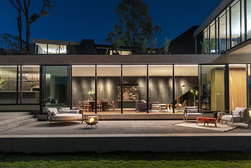 rojkind arquitectos 的 casa pasiddhi 是一座黑暗、内向的住宅,带有一个阳光明媚的花园 rojkind arquitectos 的 casa pasiddhi 是一座黑暗、内向的住宅,带有一个阳光明媚的花园