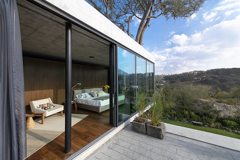 rojkind arquitectos 的 casa pasiddhi 是一座黑暗、内向的住宅,带有一个阳光明媚的花园 rojkind arquitectos 的 casa pasiddhi 是一座黑暗、内向的住宅,带有一个阳光明媚的花园