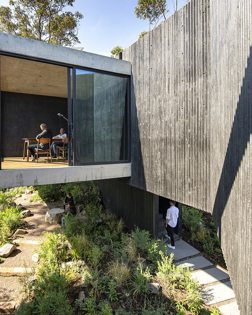 rojkind arquitectos 的 casa pasiddhi 是一座黑暗、内向的住宅,带有一个阳光明媚的花园 rojkind arquitectos 的 casa pasiddhi 是一座黑暗、内向的住宅,带有一个阳光明媚的花园