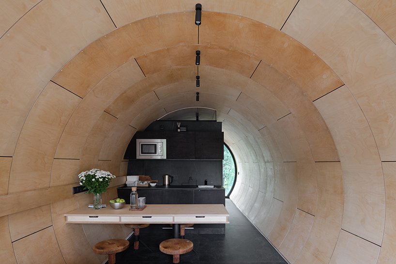 俄罗斯精髓：悬空的管道状房屋倒映着周围的景观