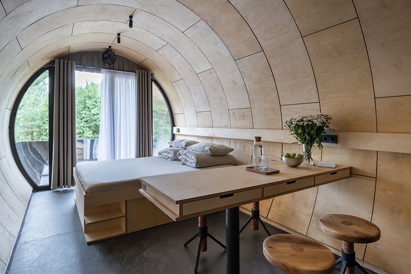 俄罗斯精髓：悬空的管道状房屋倒映着周围的景观