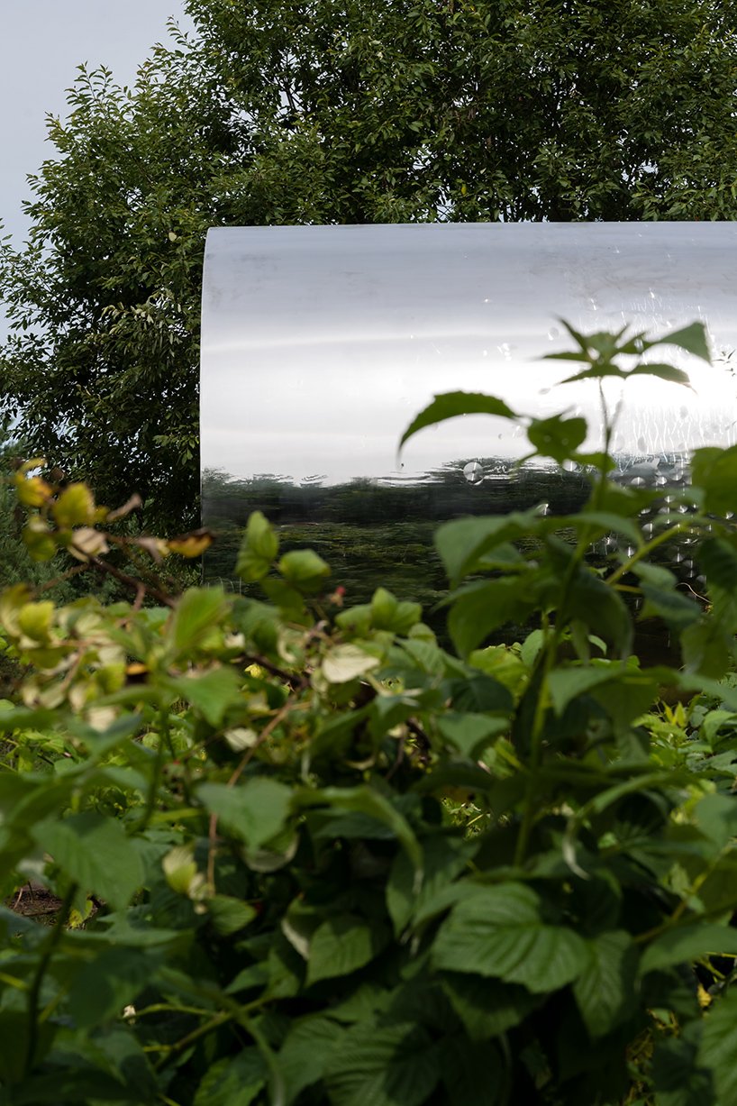 俄罗斯精髓：悬空的管道状房屋倒映着周围的景观