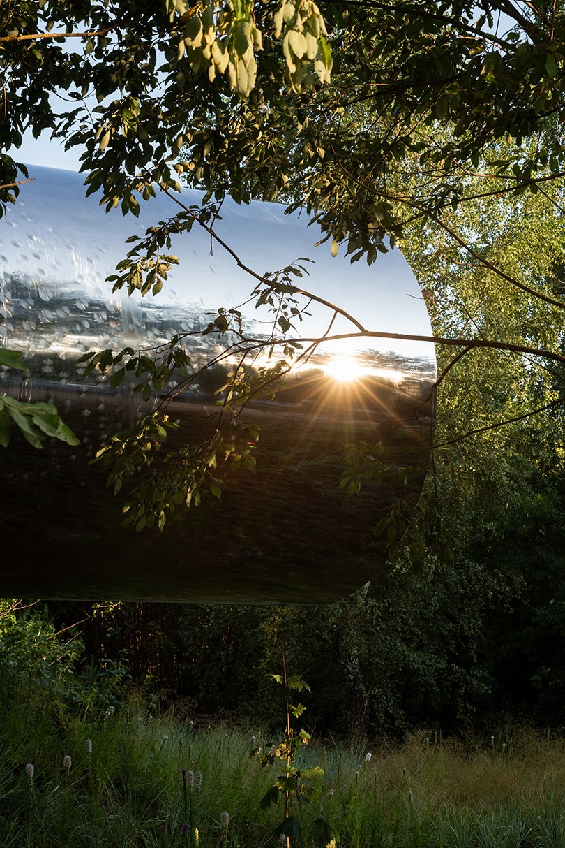俄罗斯精髓：悬空的管道状房屋倒映着周围的景观