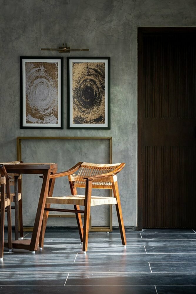 这座乡村风格的住宅坐落在印度郁郁葱葱的绿树之中，适合周末度假