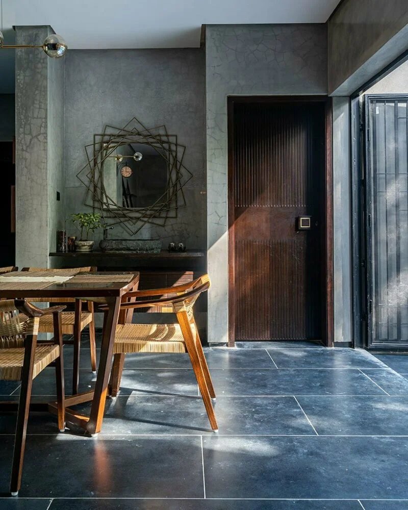 这座乡村风格的住宅坐落在印度郁郁葱葱的绿树之中，适合周末度假