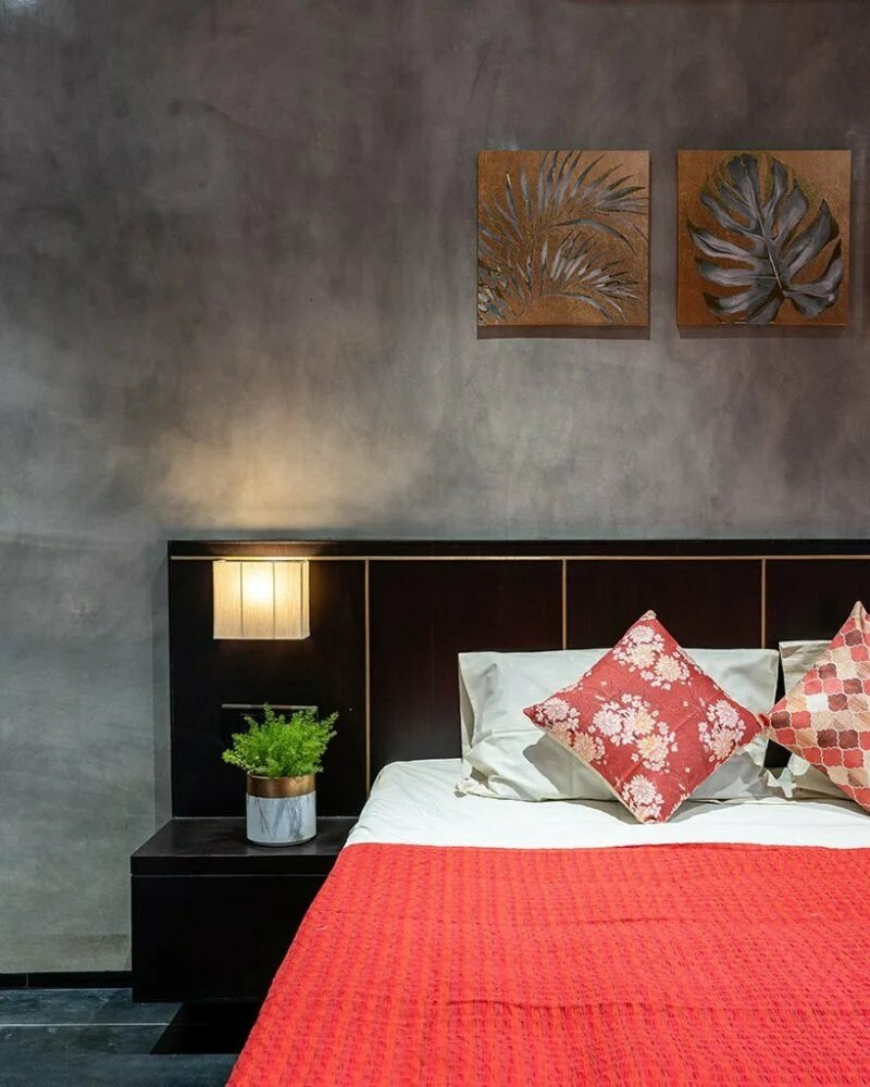 这座乡村风格的住宅坐落在印度郁郁葱葱的绿树之中，适合周末度假