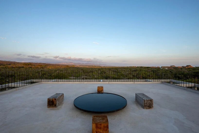 S-AR 将“casa cosmos”沉浸在墨西哥瓦哈卡海岸茂密的植被中 S-AR 将“casa cosmos”沉浸在墨西哥瓦哈卡海岸茂密的植被中