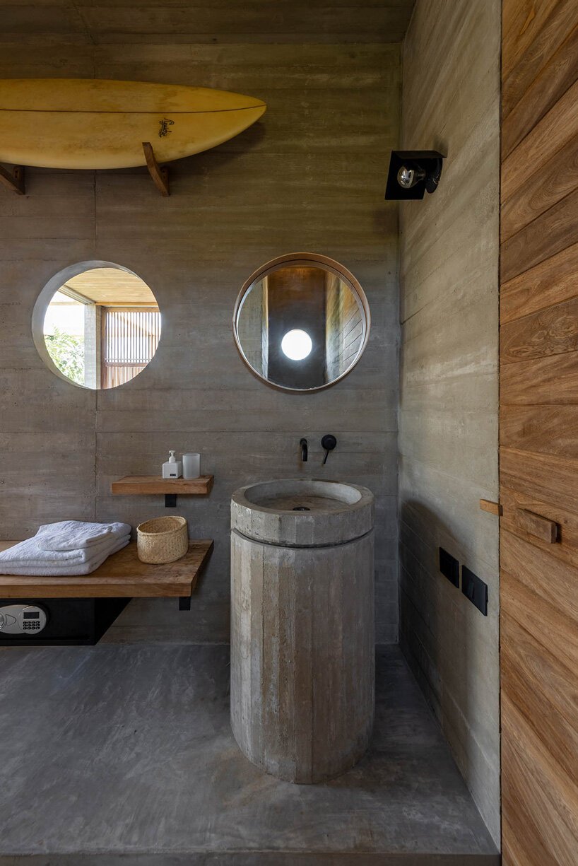 S-AR 将“casa cosmos”沉浸在墨西哥瓦哈卡海岸茂密的植被中 S-AR 将“casa cosmos”沉浸在墨西哥瓦哈卡海岸茂密的植被中