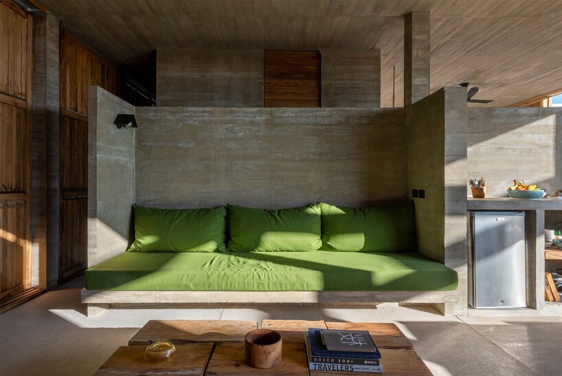 S-AR 将“casa cosmos”沉浸在墨西哥瓦哈卡海岸茂密的植被中 S-AR 将“casa cosmos”沉浸在墨西哥瓦哈卡海岸茂密的植被中