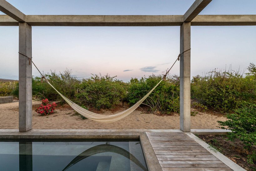 S-AR 将“casa cosmos”沉浸在墨西哥瓦哈卡海岸茂密的植被中 S-AR 将“casa cosmos”沉浸在墨西哥瓦哈卡海岸茂密的植被中