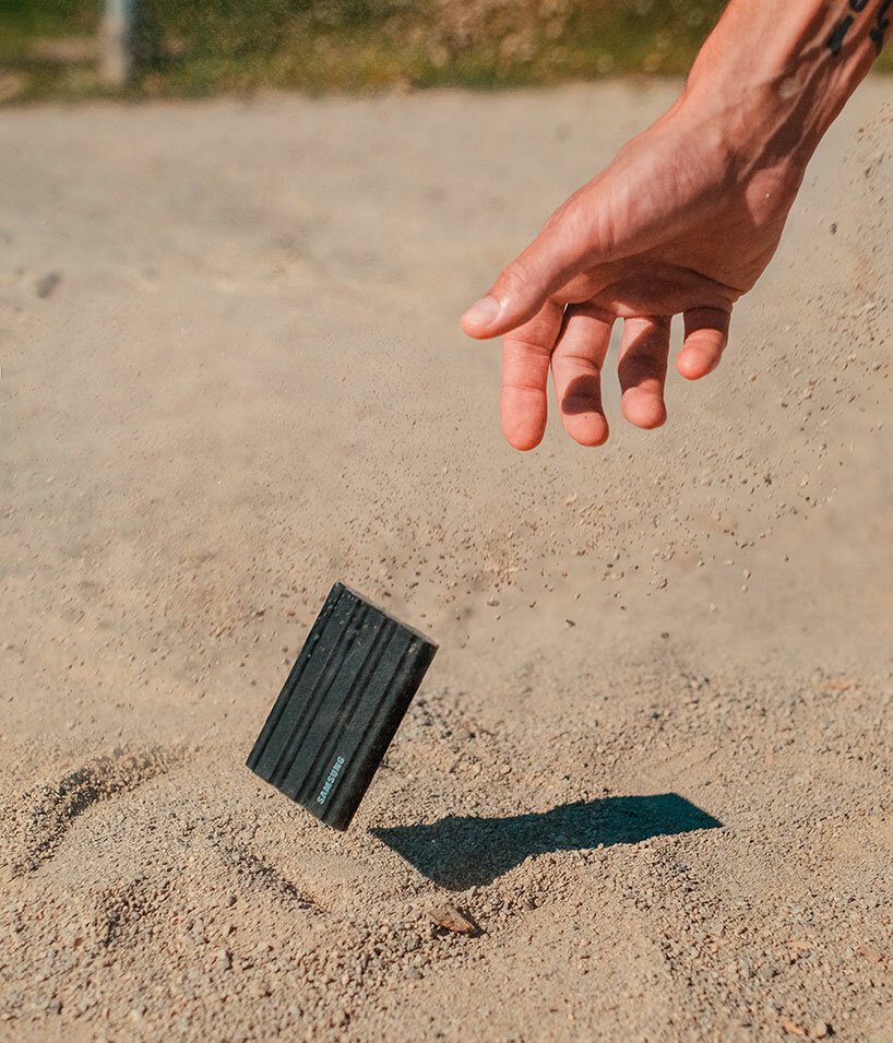 三星 T7 Shield:防摔、防水、防尘信用卡大小的便携式 SSD 三星 T7 Shield:防摔、防水、防尘信用卡大小的便携式 SSD