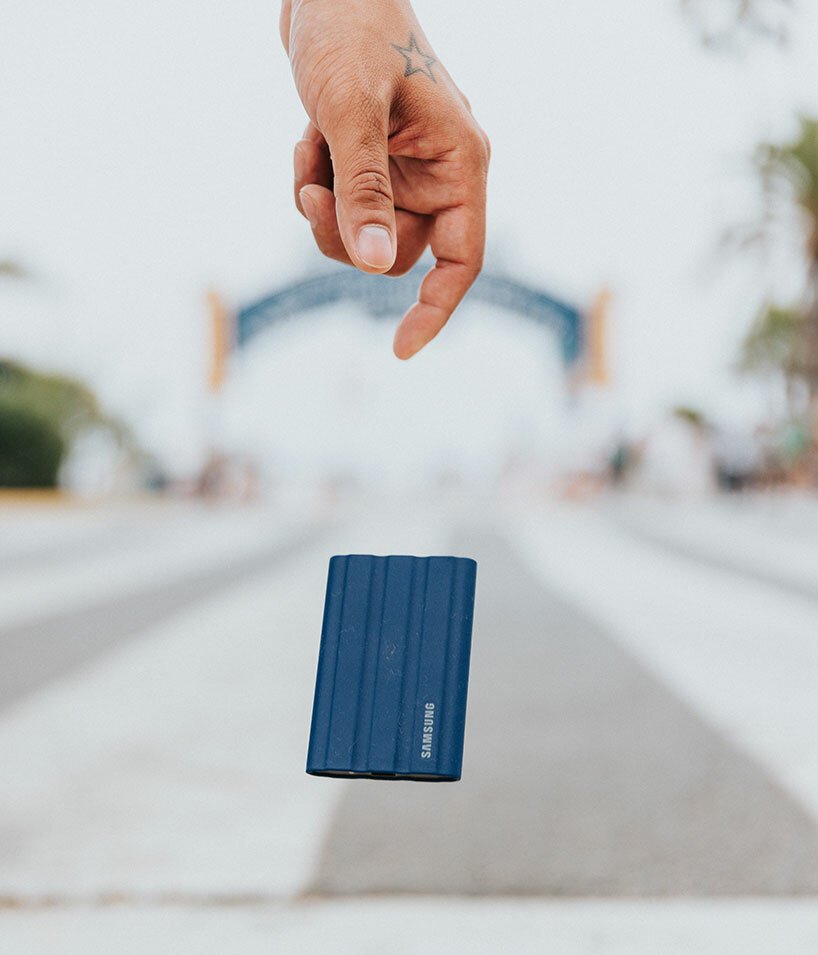 三星 T7 Shield:防摔、防水、防尘信用卡大小的便携式 SSD 三星 T7 Shield:防摔、防水、防尘信用卡大小的便携式 SSD
