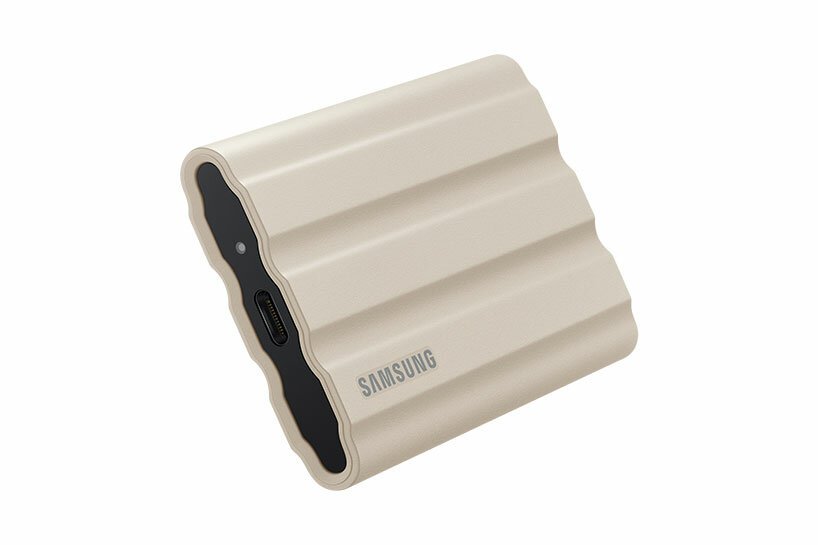三星 T7 Shield:防摔、防水、防尘信用卡大小的便携式 SSD 三星 T7 Shield:防摔、防水、防尘信用卡大小的便携式 SSD