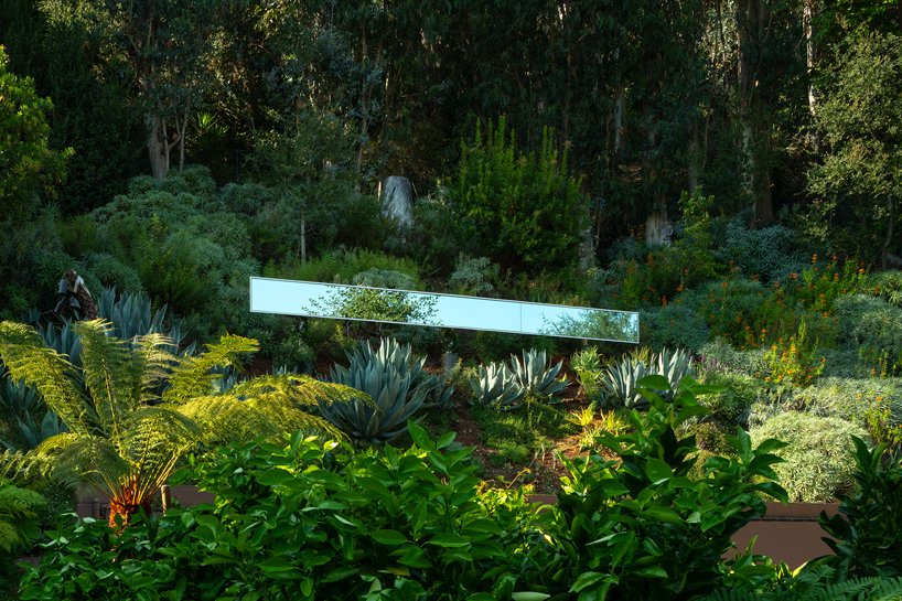 phillip k 的线性反光件。smith III + SOM 反映了加州的风景