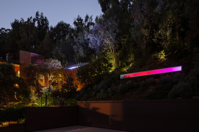 phillip k 的线性反光件。smith III + SOM 反映了加州的风景