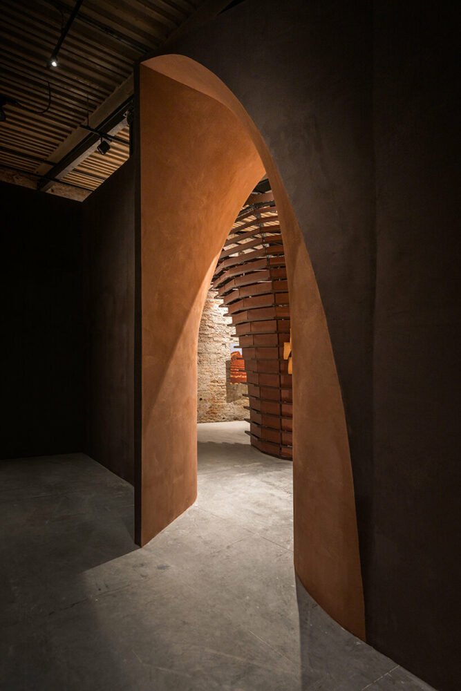 戏剧性的木雕和泥塑吞没了威尼斯建筑双年展上的沙特馆