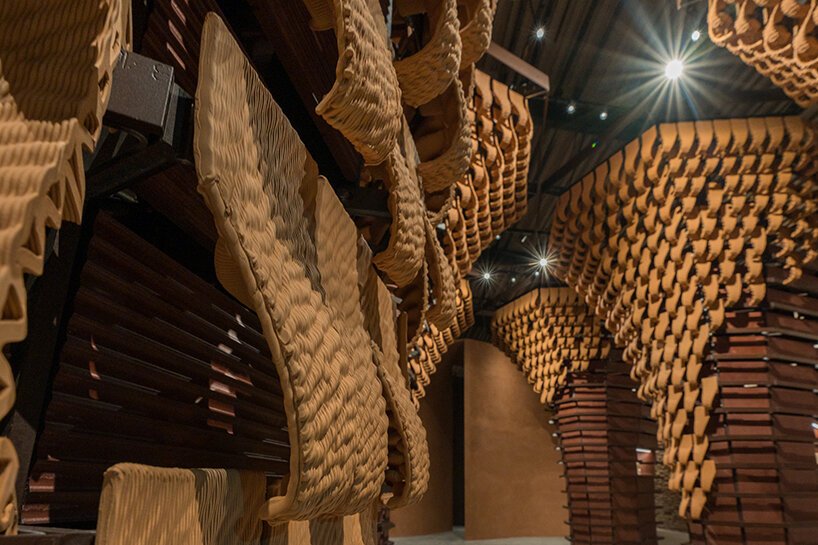 戏剧性的木雕和泥塑吞没了威尼斯建筑双年展上的沙特馆