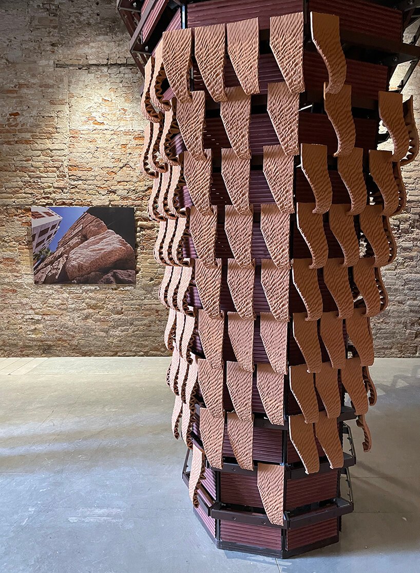 戏剧性的木雕和泥塑吞没了威尼斯建筑双年展上的沙特馆