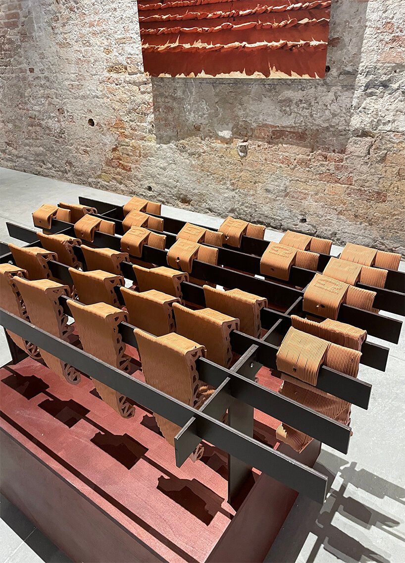 戏剧性的木雕和泥塑吞没了威尼斯建筑双年展上的沙特馆