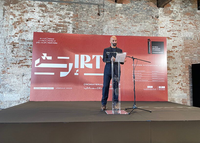 戏剧性的木雕和泥塑吞没了威尼斯建筑双年展上的沙特馆