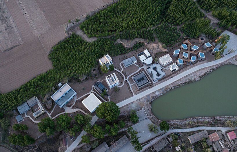 漂浮的木桥网络将中国农村分散的有机形状的“石窟”联合起来