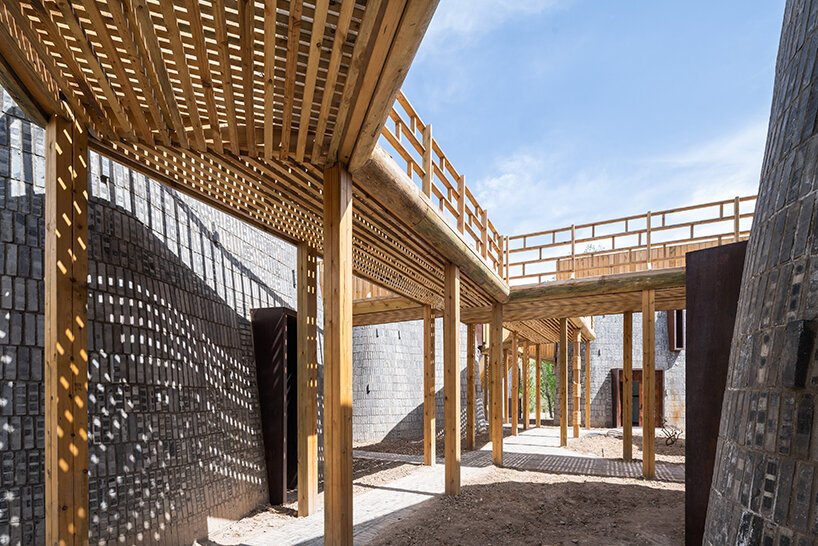 漂浮的木桥网络将中国农村分散的有机形状的“石窟”联合起来