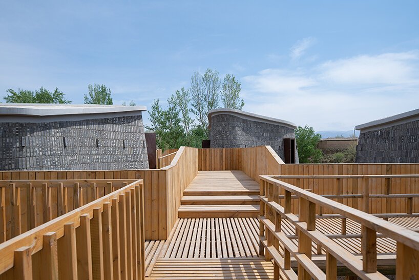 漂浮的木桥网络将中国农村分散的有机形状的“石窟”联合起来