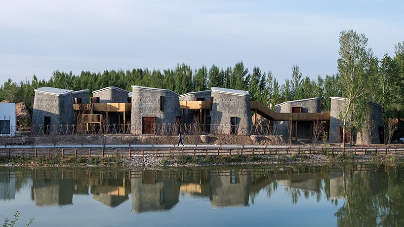 漂浮的木桥网络将中国农村分散的有机形状的“石窟”联合起来