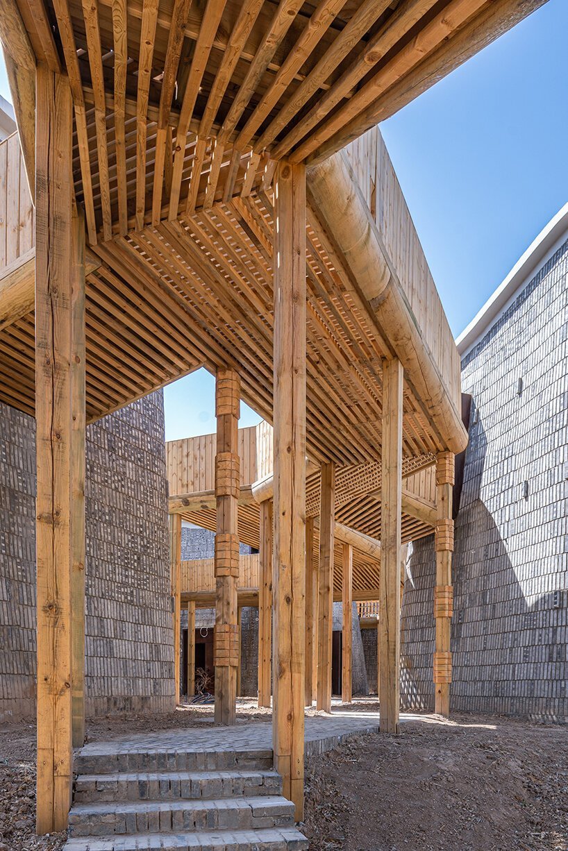 漂浮的木桥网络将中国农村分散的有机形状的“石窟”联合起来