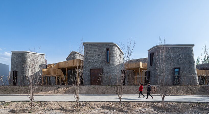 漂浮的木桥网络将中国农村分散的有机形状的“石窟”联合起来