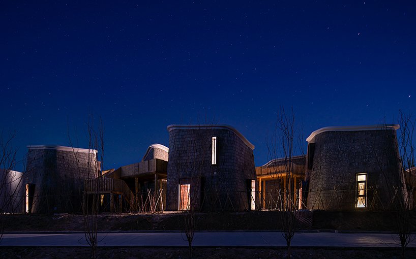 漂浮的木桥网络将中国农村分散的有机形状的“石窟”联合起来