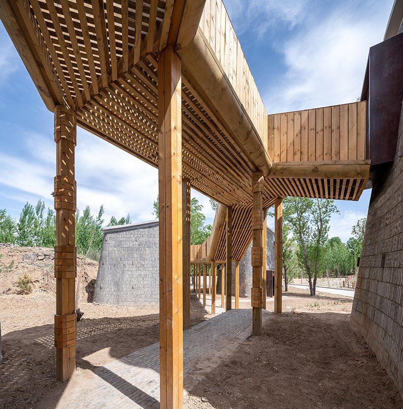 漂浮的木桥网络将中国农村分散的有机形状的“石窟”联合起来