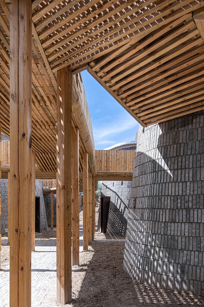 漂浮的木桥网络将中国农村分散的有机形状的“石窟”联合起来