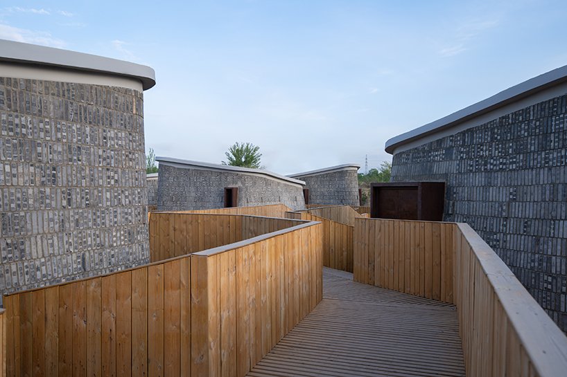 漂浮的木桥网络将中国农村分散的有机形状的“石窟”联合起来