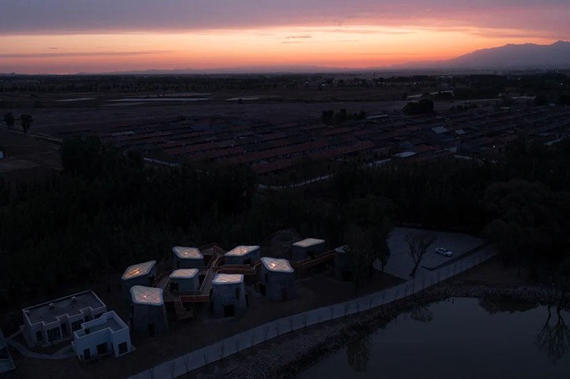 漂浮的木桥网络将中国农村分散的有机形状的“石窟”联合起来