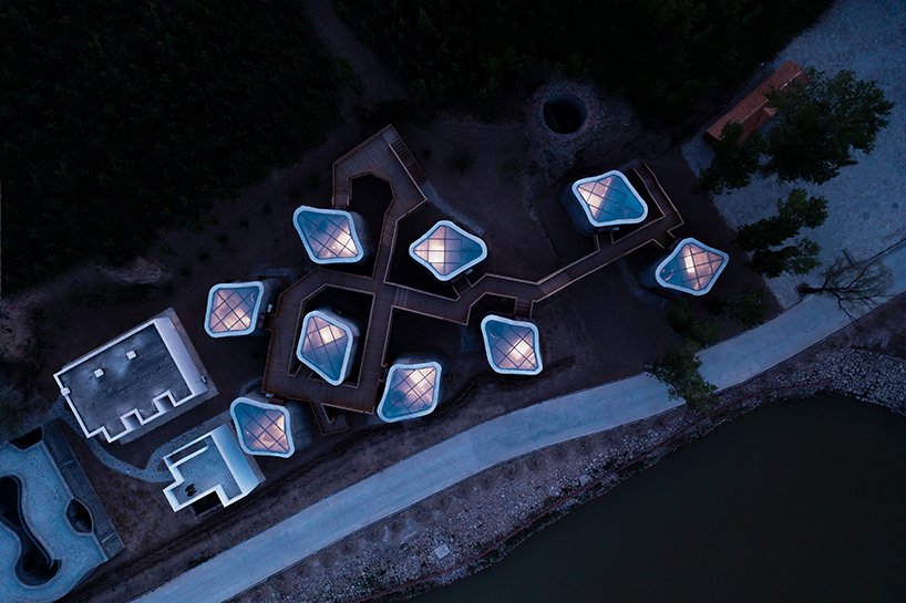 漂浮的木桥网络将中国农村分散的有机形状的“石窟”联合起来